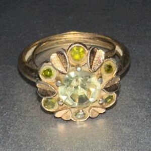Vintage Avon 1974 Peridot Gold-Toned Floral Ring
